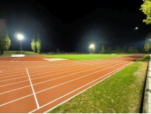 Stadion mit Flutlicht bei Dunkelheit