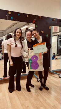 Übergabe der Spendenbox an die Mitarbeiterinnen des Frauenhaus Stuttgart