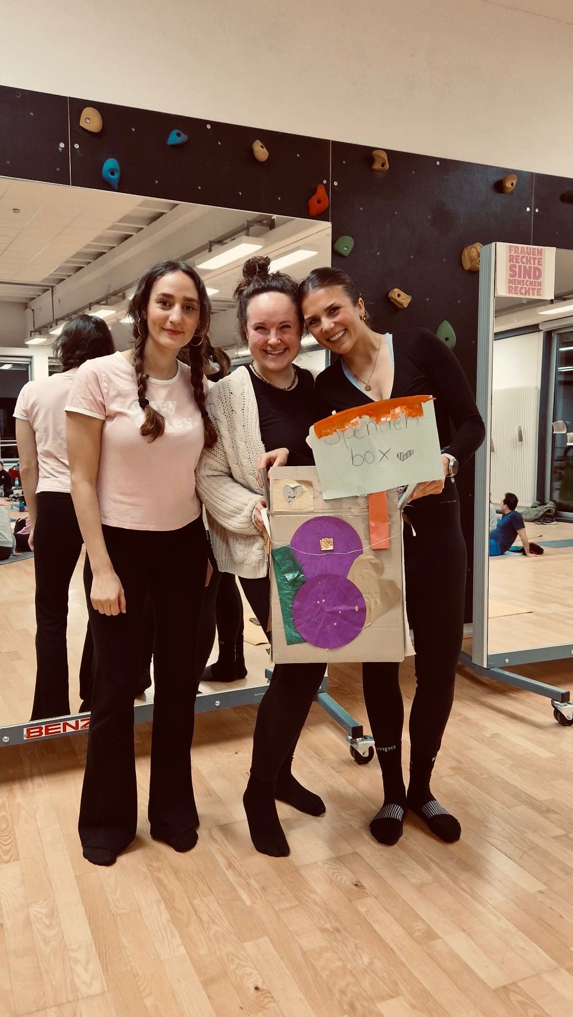 Übergabe der Spendenbox an die Mitarbeiterinnen des Frauenhaus Stuttgart